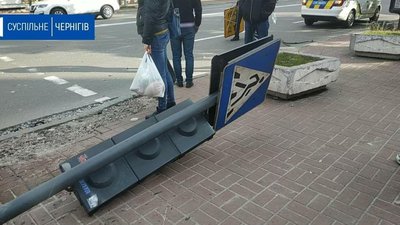 Аварія на перехресті Проспекту Перемоги та вулиці Мстиславської у Чернігові Аварія на перехресті Проспекту Перемоги та вулиці Мстиславської у Чернігові