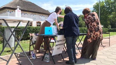 Під Одеською ОДА мітингують на підтримку Ройтбурда на посаді директора худмузею Під Одеською ОДА мітингують на підтримку Ройтбурда на посаді директора худмузею
