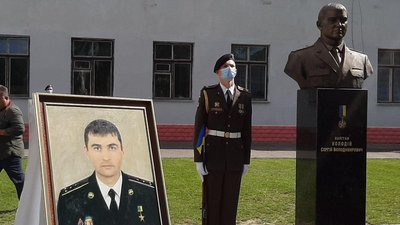 У інституті танкових військ Харкова відкрили два пам’ятники випускникам
