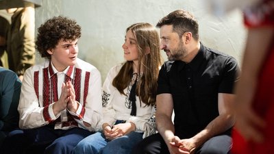 Президент України Володимир Зеленський спілкується із дітьми