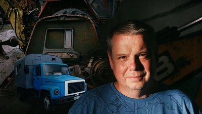 Механік відновлює старі машини