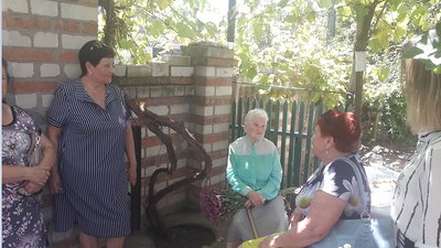 Вікторію Єгельську з ювілеєм привітали учні, які самі вже пенсіонери
