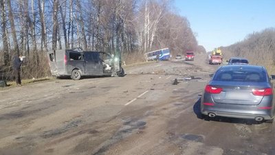 Автобус та мікроавтобус зіткнулись на Сумщині. Троє людей загинули