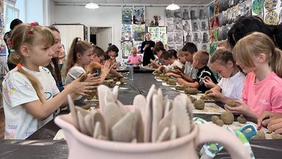 Майстерклас ліплення з глини у Луцькій художній школі