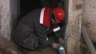 Чотири дні без каналізації: комунальники у Харкові замінюють вкрадену трубу