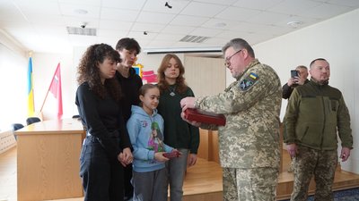 На Полтавщині рідним загиблих воїнів передали нагороди, якими їх відзначили посмертно На Полтавщині рідним загиблих воїнів передали нагороди, якими їх відзначили посмертно