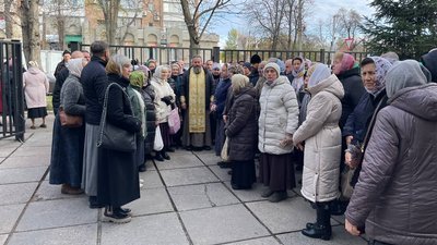Перед судом у справі керівника Черкаської єпархії УПЦ МП митрополита Феодосія зібралися віряни Перед судом у справі керівника Черкаської єпархії УПЦ МП митрополита Феодосія зібралися віряни