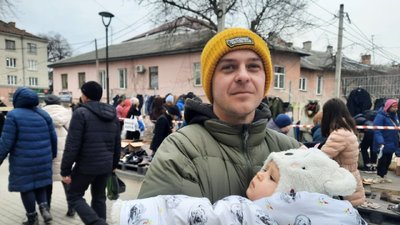 У Тернополі переселенцям роздавали одяг та взуття У Тернополі переселенцям роздавали одяг та взуття