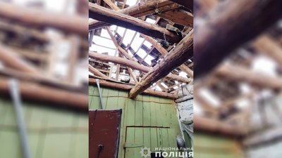 Залишки даху у прикордонній Леонівці Залишки даху у прикордонній Леонівці