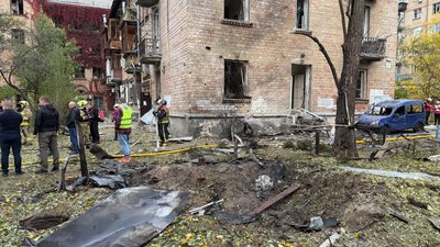 Вирва, що утворилася після падіння російського дрона в Печерському районі Києва