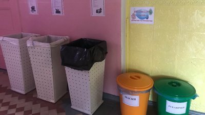 У кожній школі встановили контейнери для збору використаних масок та рукавичок. Фото: Кам'янець-Подільська міська рада. У кожній школі встановили контейнери для збору використаних масок та рукавичок. Фото: Кам'янець-Подільська міська рада.
