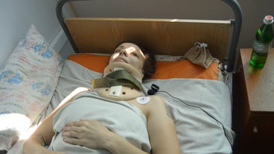 Наталя поверталася автобусом "Хмельницький-Карпівці" додому з роботи. Вона у лікарні з переломом шийного хребта. Фото: Суспільне. Наталя поверталася автобусом "Хмельницький-Карпівці" додому з роботи. Вона у лікарні з переломом шийного хребта. Фото: Суспільне.
