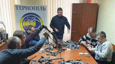 У Тернополі волонтери зі старих велосипедних шин виготовляють джгути для зупинки крові