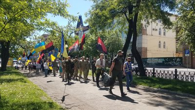 У Дніпрі влаштували ходу до Дня героїв України У Дніпрі влаштували ходу до Дня героїв України
