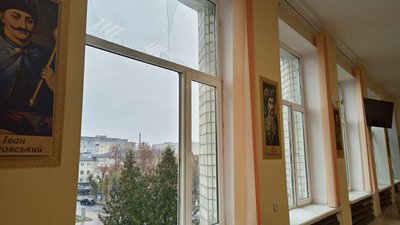 В сесійній залі Славутської міськради вибуховою хвилею вибило вікна, 25 жовтня 2023, Славута, Хмельниччина В сесійній залі Славутської міськради вибуховою хвилею вибило вікна, 25 жовтня 2023, Славута, Хмельниччина