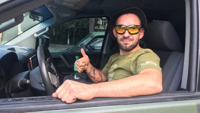 Тернопільські волонтери передали на передову чотири автомобілі Тернопільські волонтери передали на передову чотири автомобілі