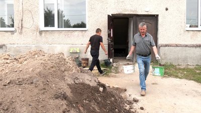 Щоб відновити очне навчання, в громаді на Волині батьки допомагають облаштовувати шкільні укриття