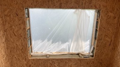 Житель деокупованого села на Харківщині побудував дім з ящиків від російських боєприпасів Житель деокупованого села на Харківщині побудував дім з ящиків від російських боєприпасів