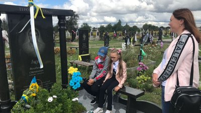 Квіти і молитва татові. Так сім'я загиблого під Іловайськом Володимира Іщука згадує його