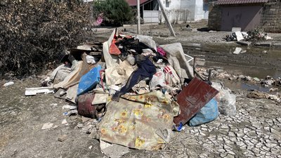 На Херсонщині постраждалі рахують збитки після повені, волонтери допомагають ліквідувати наслідки та дезінфікувати оселі На Херсонщині постраждалі рахують збитки після повені, волонтери допомагають ліквідувати наслідки та дезінфікувати оселі