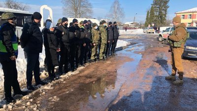 На Житомирщині звільняли заручників – таке завдання виконували поліцейські під час тактичних навчань На Житомирщині звільняли заручників – таке завдання виконували поліцейські під час тактичних навчань