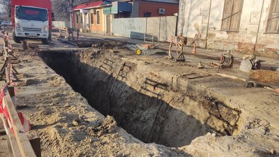У Полтаві неподалік центрального ринку замінюють частину водогону У Полтаві неподалік центрального ринку замінюють частину водогону