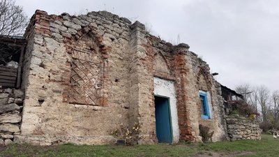 Неоготична будівля на Хмельниччині
