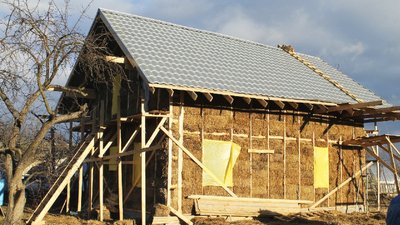 Будували з природніх матеріалів: на Вінниччині подружжя вісім років живе в екохаті