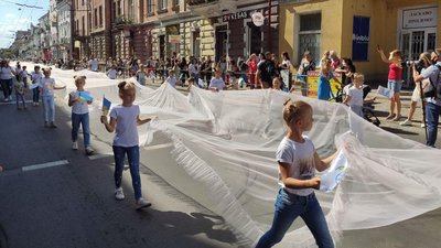 У Тернополі зафіксували рекорд України – найдовший шлейф випускної сукні У Тернополі зафіксували рекорд України – найдовший шлейф випускної сукні