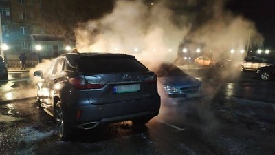У Харкові на приватній парковці згоріли дві автівки У Харкові на приватній парковці згоріли дві автівки