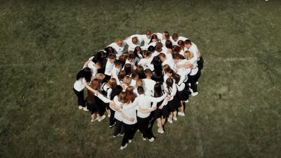 На Тернопільщині випускники школи записали відео шкільного вальсу На Тернопільщині випускники школи записали відео шкільного вальсу
