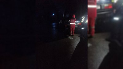 На Чернігівщині легковик в'їхав у дерево. Водій помер на місці На Чернігівщині легковик в'їхав у дерево. Водій помер на місці