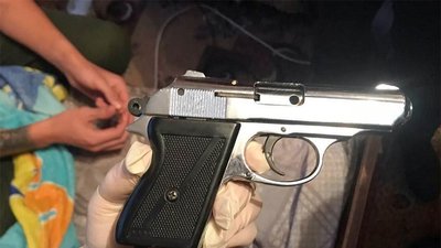 У Хмельницькому з вікна багатоповерхівки стріляли з пістолета - поліція