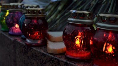 Житомиряни з лампадками та квітами прийшли вшанувати пам'ять жертв голодоморів Житомиряни з лампадками та квітами прийшли вшанувати пам'ять жертв голодоморів