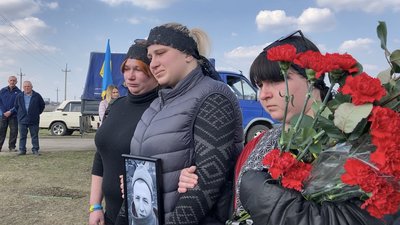 Поховали в чужому місці, бо дім — в окупації. Історія 20-річного танкіста з Луганщини Поховали в чужому місці, бо дім — в окупації. Історія 20-річного танкіста з Луганщини
