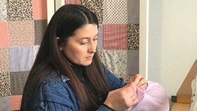 Тернопільська дизайнерка шиє подушки для переселенців Тернопільська дизайнерка шиє подушки для переселенців