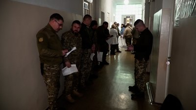"Це наш обов'язок як побратимів": у Чернігові військові здали кров для потреб лікарень "Це наш обов'язок як побратимів": у Чернігові військові здали кров для потреб лікарень