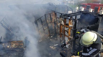 У Харкові палав будинок та гараж неподалік Журавлівського гідропарку У Харкові палав будинок та гараж неподалік Журавлівського гідропарку