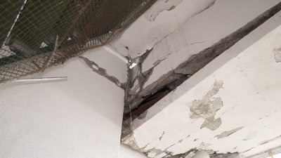У дев'ятиповерхівці на Салтівці обвалюється плита: як живуть мешканці будинку У дев'ятиповерхівці на Салтівці обвалюється плита: як живуть мешканці будинку