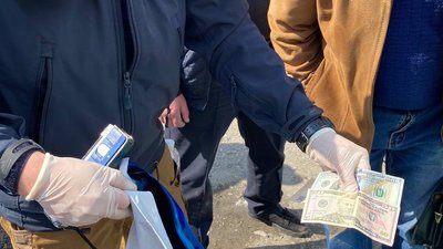 На Рівненщині на хабарі затримали заступника начальника відділення поліції На Рівненщині на хабарі затримали заступника начальника відділення поліції