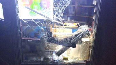 У Рівному біля побитого кіоску затримали неповнолітнього з рюкзаком сигарет У Рівному біля побитого кіоску затримали неповнолітнього з рюкзаком сигарет