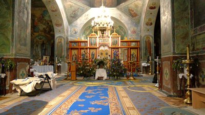 Віряни ПЦУ в середині храму, УПЦ – ззовні. Навколо церкви – спецпризначенці та поліція Віряни ПЦУ в середині храму, УПЦ – ззовні. Навколо церкви – спецпризначенці та поліція