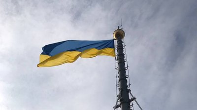 Над вежею львівської Ратуші підняли синьо-жовтий стяг Над вежею львівської Ратуші підняли синьо-жовтий стяг