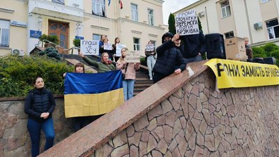"Дрони замість бруківки": під Луцькрадою — акція "Дрони замість бруківки": під Луцькрадою — акція