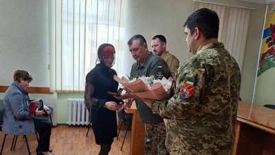 Державні відзнаки рідним військовим з Хмельниччини вручали у приміщенні Кам’янець-Подільської районної військової адміністрації