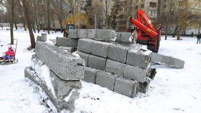 У Харкові демонтували "Стоунхендж" У Харкові демонтували "Стоунхендж"