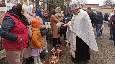 Прийшли уп'ятеро більше людей. У Володимирівському храмі Кропивницького молились за військових, Україну і перемогу