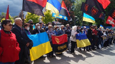"Щоб поставити щоглу й підняти прапор". У Дніпрі на акції "Стоп реваншу" збивають бруківку під ОДА "Щоб поставити щоглу й підняти прапор". У Дніпрі на акції "Стоп реваншу" збивають бруківку під ОДА