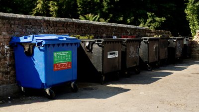 Блакитні контейнери для сортування сміття встановили у Кропивницькому – Суспільне
