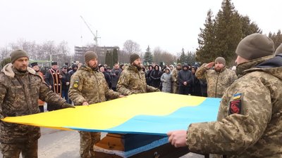 "Був хоробрий, постійно читав книжки": у Тернополі попрощалися із бійцем Михайлом Левківим "Був хоробрий, постійно читав книжки": у Тернополі попрощалися із бійцем Михайлом Левківим